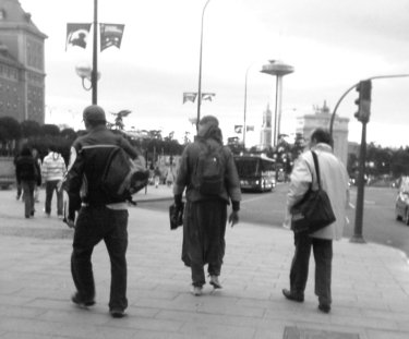 Hombre descalzo en Moncloa