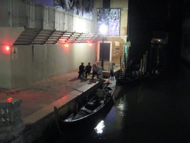 Gondoleros de Noche venecia1.jpg